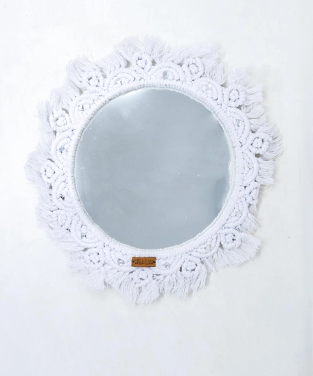 مرآة حائط مع إطار من خيوط المكرمية