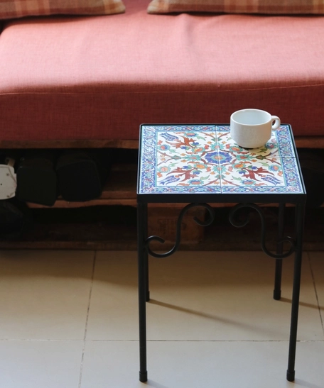طاولة جانبية بأرضية بيضاء وزخرفة إسلامية - لون أزرق