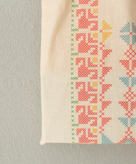توتي باج قماشية لون بيج مطرزة يدويًا بتصميم ثوب تراثي 