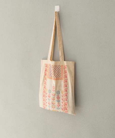 Hand-Embroidered Beige Fabric Tote Bag with A Traditional Thobe Design
