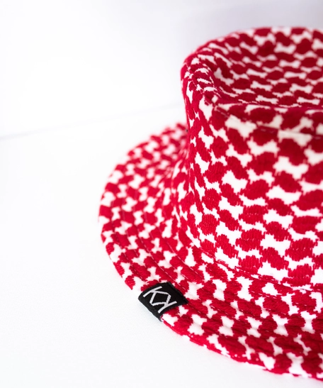 قبعة نسائية صيفية بنمط الشماغ الأردني الأحمر