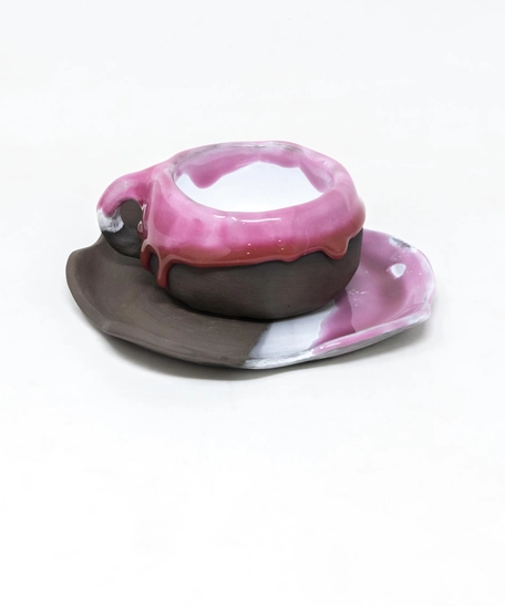 طقم فخار مصنوع يدويا مكون من كوب وصحن باللون الوردي والبني