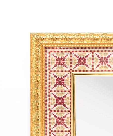 مرآة حائط مع برواز لون ذهبي مزين بتطريز يدوي ملون 