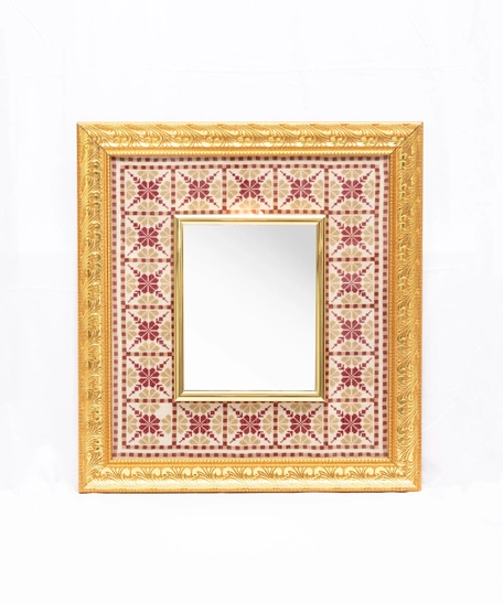 مرآة حائط مع برواز لون ذهبي مزين بتطريز يدوي ملون 