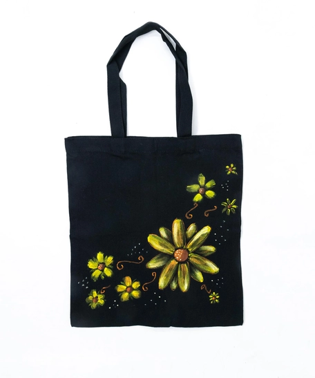 حقيبة يد قماشية لون أسود مزينة برسومات يدوية لأزهار خضراء