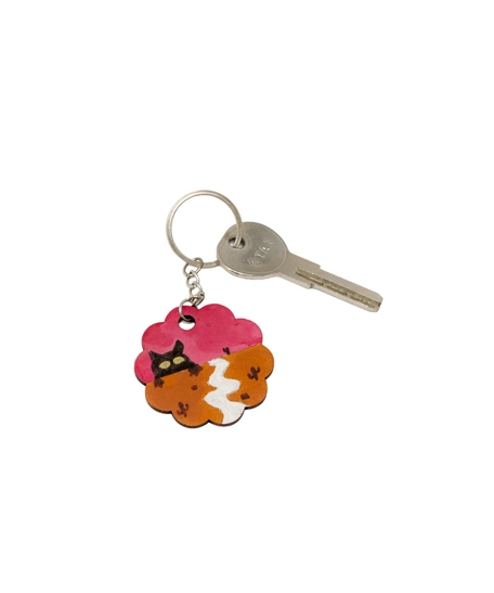 Cute Keychain in The Shape of a Flower Adorned with a Drawing of a Cat