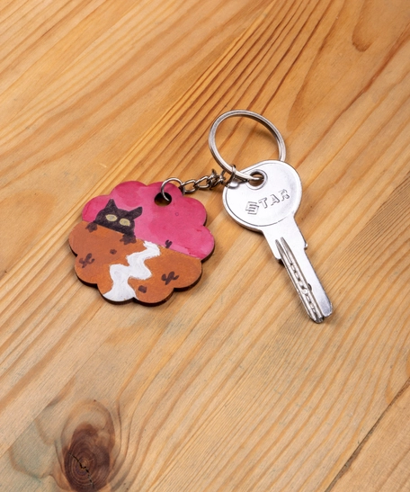 Cute Keychain in The Shape of a Flower Adorned with a Drawing of a Cat