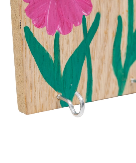 علاقة مفاتيح خشبية مستطيلة الشكل مزينة برسومات يدوية لأزهار باللون الوردي