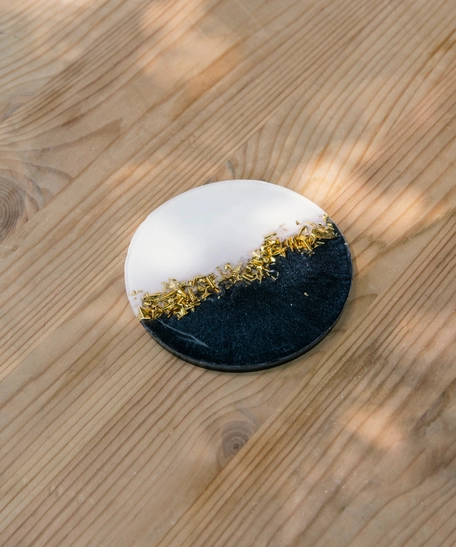 Round Resin Coaster in Black and White with Shiny Golden Glitters