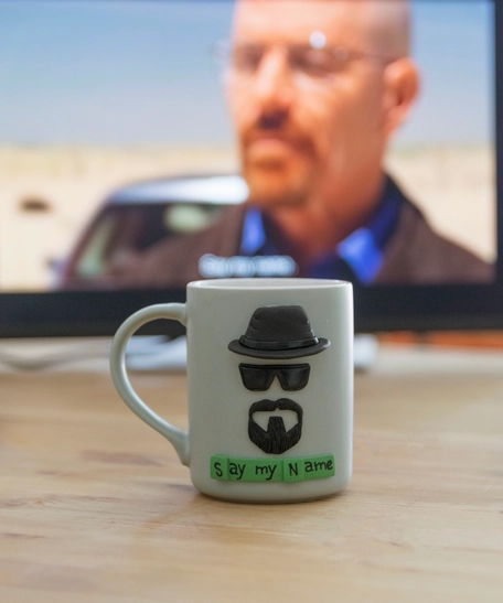 مج سيراميك لون أبيض مزيّن بتصميم ثلاثي الأبعاد لشخصية والتر وايت من مسلسل Breaking Bad