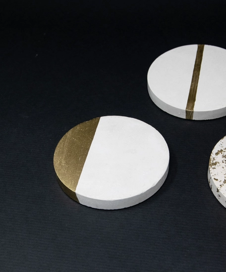 Luxurious Concrete Serving Set: Circular Serving Tray with White & Gold Coasters