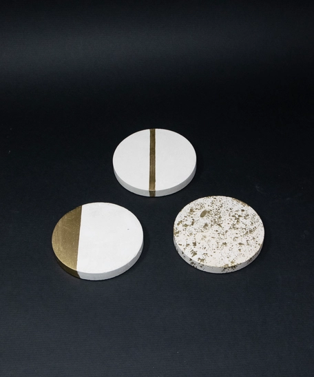 Luxurious Concrete Serving Set: Circular Serving Tray with White & Gold Coasters