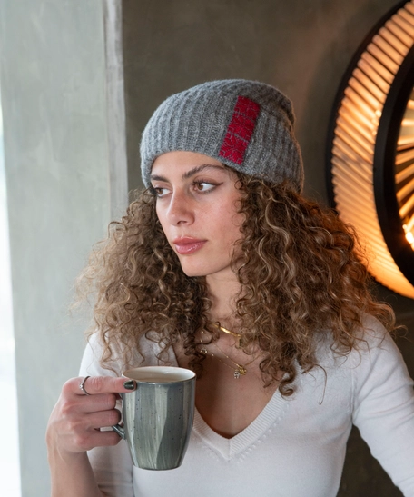 قبعة صوف نسائية أنيقة مزينة بتطريز يدوي - متوفرة بعدة ألوان - بيج