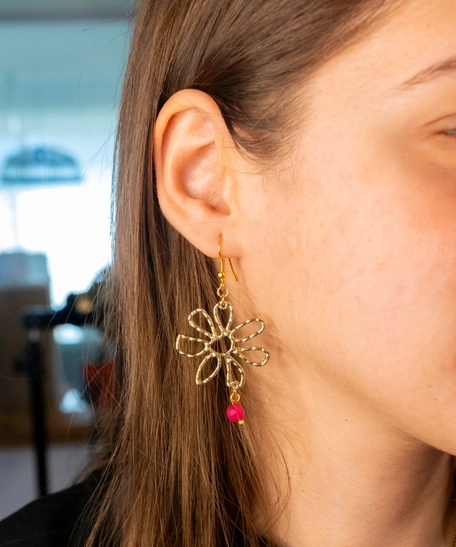 Modern Gold Accessory Set Decorated with Fuchsia Beads - Dangling Earrings, Necklace and Bracelet with a Flower Design