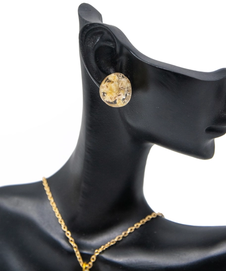 A set consisting of earrings and a necklace with a resin pendant.