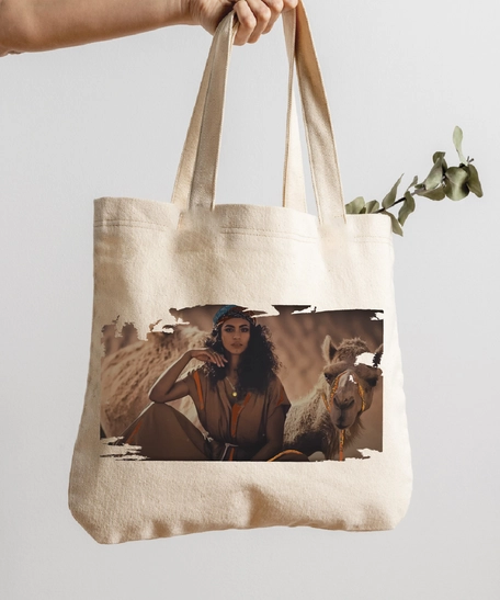 Stylish and practical canvas bag with a curly-haired girl behind a camel design