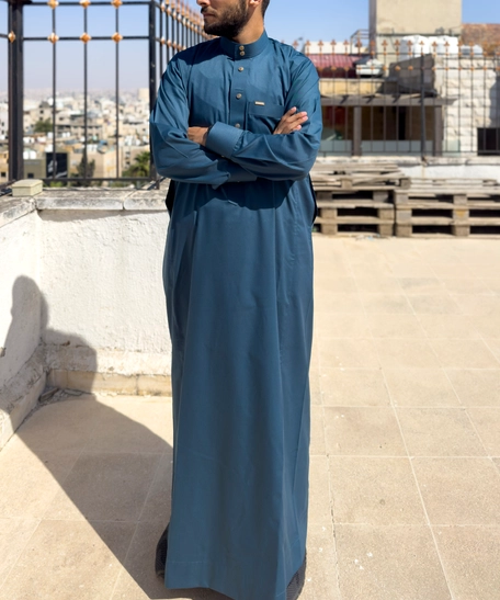 ثوب تطريز ازرق تركواز. 