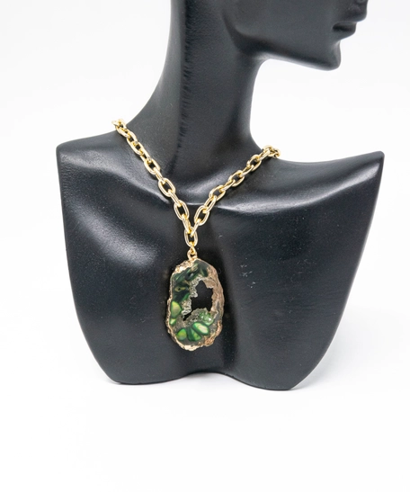 “The Green Emerald” Necklace – Modern Design with Sparkling Green Stones and Golden Touch