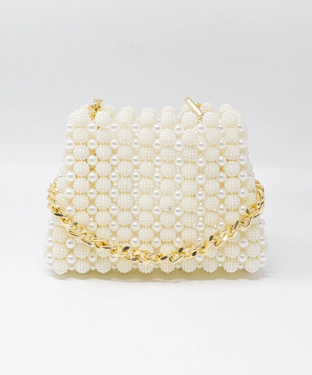 شنطة يد أنيقة من اللؤلؤ الأبيض بسلسلة ذهبية – لمناسباتك الخاصة