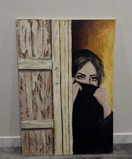 Mesmerizing Gaze: Hand-painted Woman Behind Rustic Door Art - أسود - XL - مستطيل