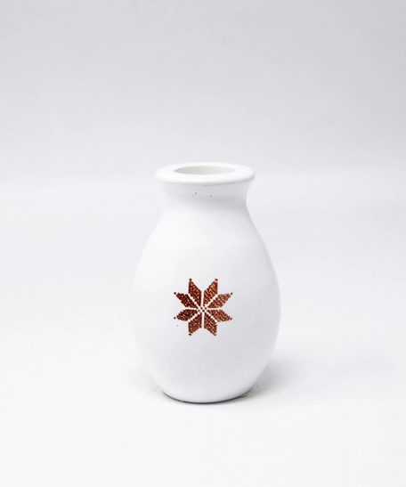 مزهرية تراثية صغيرة – بيضاء بنقش خمري فاخر