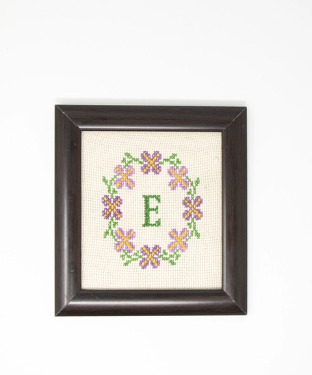 برواز بتطريز يدوي لحرف E – لمسة شخصية أنيقة